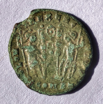 Reverse side of Constantine the Great showing two soldiers standing with two standards and an object in the middle 