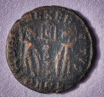 Reverse of a coin of Constantius II whosing two soldiers with one standard